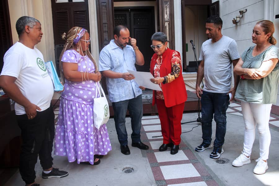 La ministra Annarella Vélez presentó con entusiasmo el ensayo «El Escándalo del Ferrocarril»