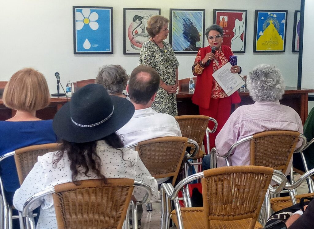 La ministra Annarella Vélez, recibió el premio en representación del poeta Livio Ramírez.