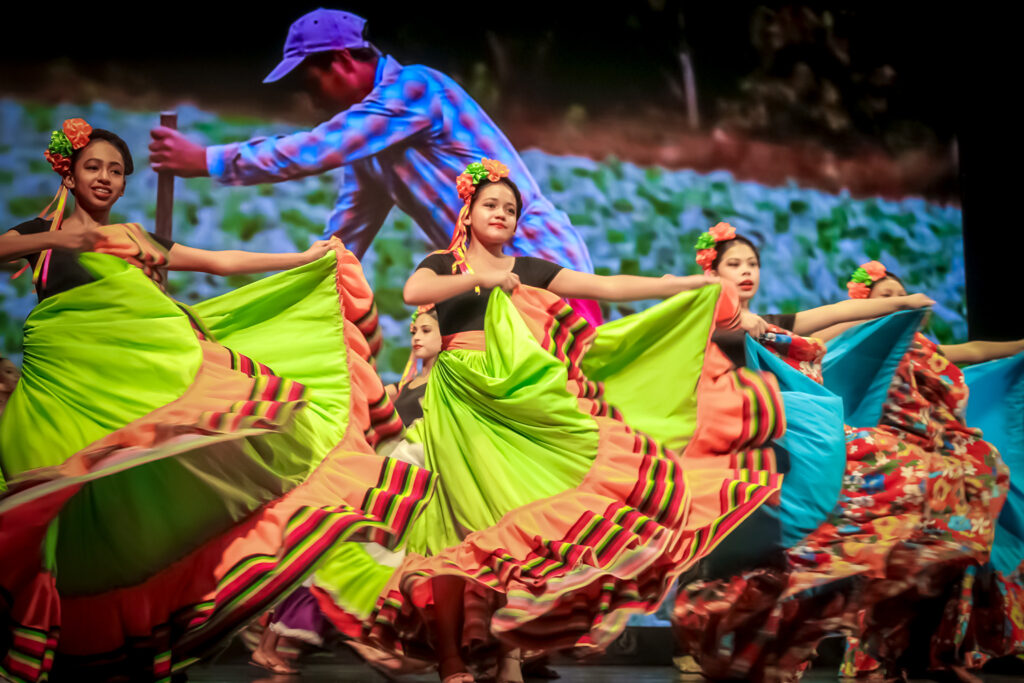 Con trajes coloridos las y los bailarines de la Academia de Danzas deleitaron a los asistentes